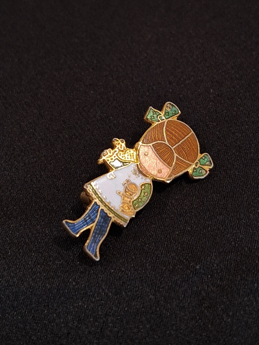 1972 Wolfpit Enterprises Green Bows Girl Brooch Enamel Pin Joan Walsh